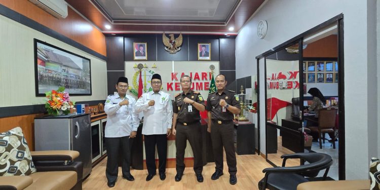 Kepala Kantor Kementerian Agama Kabupaten Kebumen Sukarno saat foto bersama Kajari Kebumen, 4 Februari 2024 di Kantor Kejaksaan Negeri