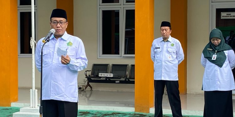 Kepala Kantor Kemenag Kebumen Dr. H. Sukarno, M.M saat memimpin Apel Pagi, Senin 3 Maret 2025 di halaman setempat