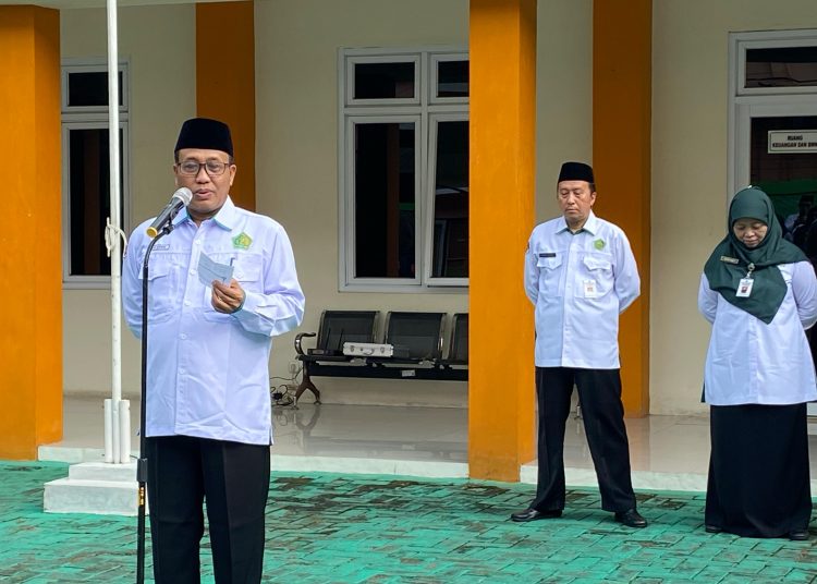 Kepala Kantor Kemenag Kebumen Dr. H. Sukarno, M.M saat memimpin Apel Pagi, Senin 3 Maret 2025 di halaman setempat