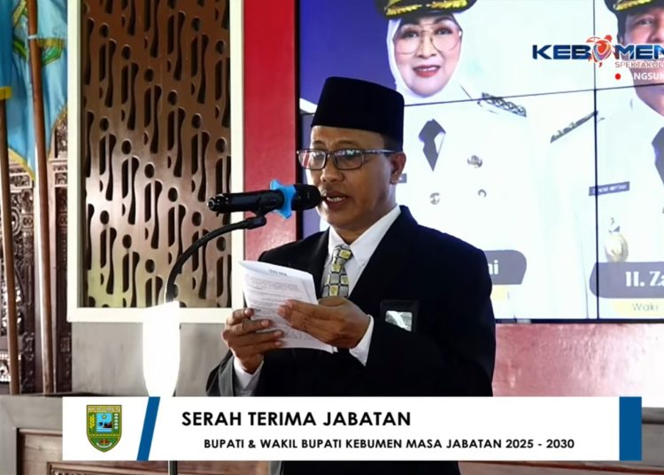 Kepala Kantor Kementerian Agama (Kemenag) Kabupaten Kebumen, Dr. H. Sukarno, M.M., mendapat kehormatan untuk memimpin doa Sertijab Bupati Kebumen.