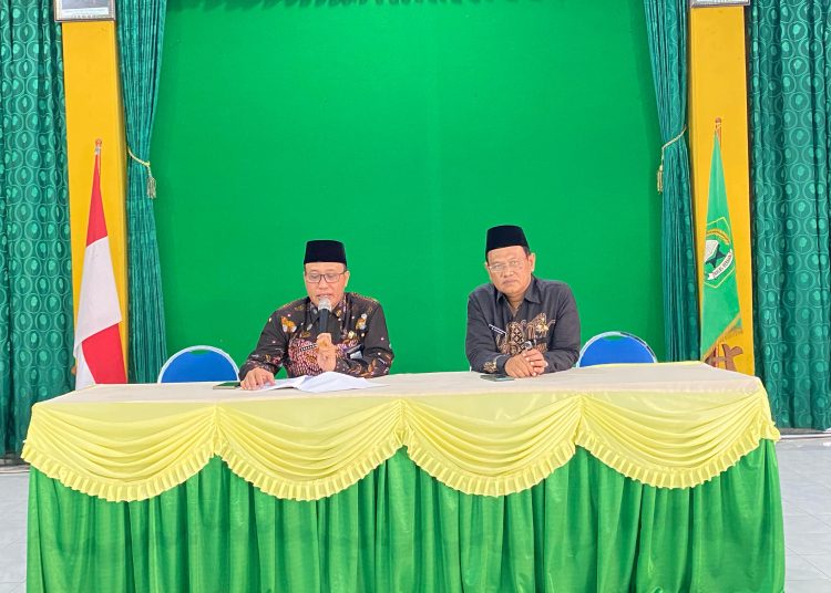 Kepala Kantor Kementerian Agama (Kemenag) Kabupaten Kebumen, Dr. H. Sukarno, M.M saat membuka kegiatan Sosialisasi Penguatan Kekhasan Madrasah yang berlangsung di Aula Kemenag Kebumen pada Kamis 6 Maret 2025.