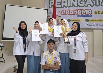 Tim Palang Merah Remaja (PMR) dari Madrasah Aliyah Negeri (MAN) 1 Kebumen