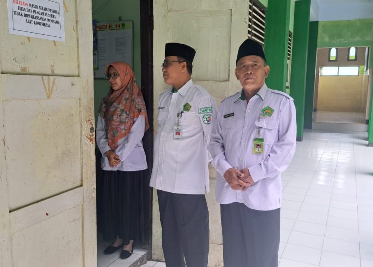 Kepala Kantor Kementerian Agama (Kemenag) Kabupaten Kebumen Sukarno, monitoring pelaksanaan Ujian Madrasah (UM) di Madrasah Aliyah Negeri (MAN) 1 Kebumen pada hari Selasa, 11 Maret 2025