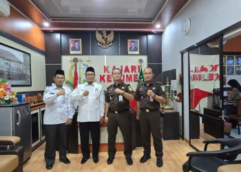 Kepala Kantor Kementerian Agama Kabupaten Kebumen Sukarno saat foto bersama Kajari Kebumen, 4 Februari 2024 di Kantor Kejaksaan Negeri