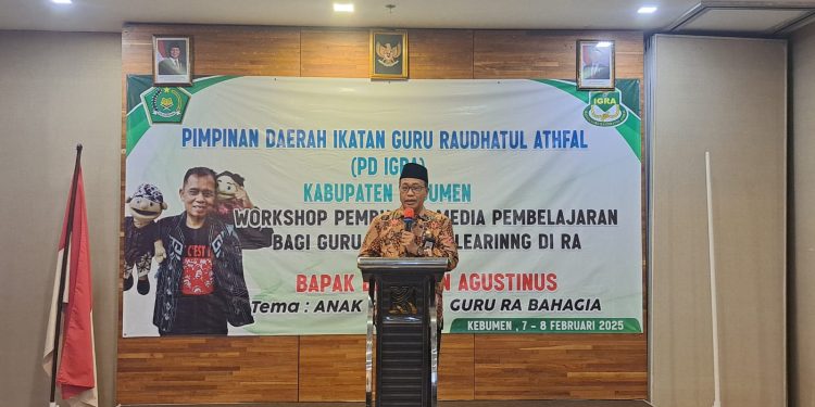 Kepala Kantor Kementerian Agama Kabupaten Kebumen Sukarno saat membuka Worskshop Pembuatan Media Pembelajaran dan Deep Learning Bagi Guru RA pada Jum’at 7 Februari 2025 di hotel Grand Kalapaking.