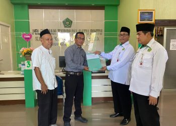 Kepala Kantor Kementerian Agama Kabupaten Kebumen Suarno saat menyerahkan bantuan untuk pembangunan Mushola Syekh Umar di ruang PTSP, Senin 10 Februari 2025.