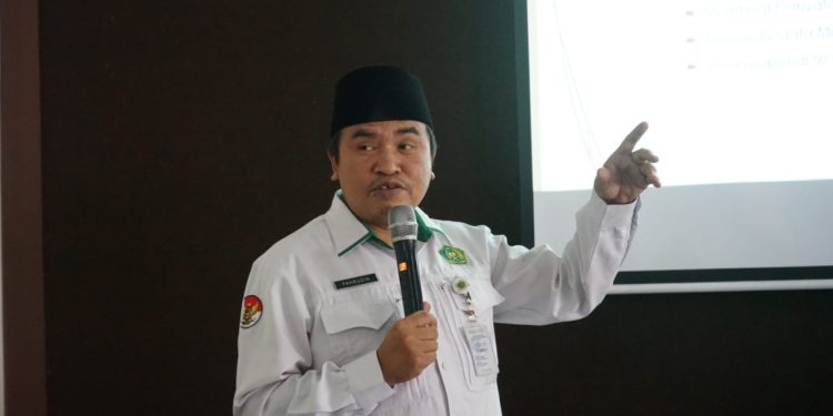 Fahrudin, Penyelenggara Zakat dan Wakaf Kantor Kementerian Agama Kabupaten Kebumen saat memimpin Rapat Koordinasi Pentasyarufan Zakat Produktif Tahap I pada Senin 10 Februari 2025 di Aula Mabin