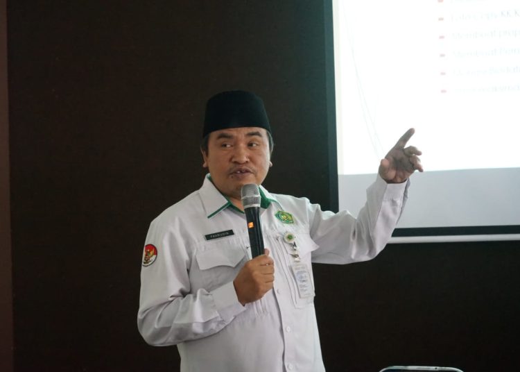 Fahrudin, Penyelenggara Zakat dan Wakaf Kantor Kementerian Agama Kabupaten Kebumen saat memimpin Rapat Koordinasi Pentasyarufan Zakat Produktif Tahap I pada Senin 10 Februari 2025 di Aula Mabin