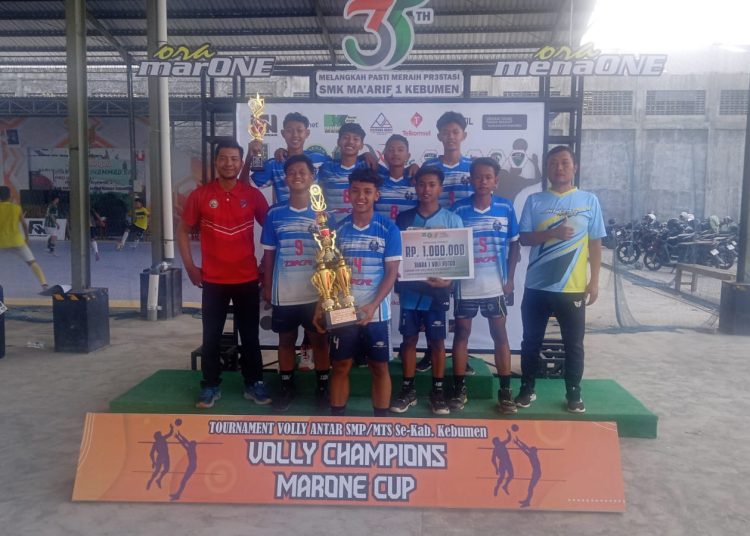 Tim volly putra KKO MTsN 6 Kebumen berhasil mengalahkan tim lawan, SMPN 2 Mirit, dengan skor impresif 25-13, dan berhasil mengukuhkan posisi mereka sebagai juara pertama.