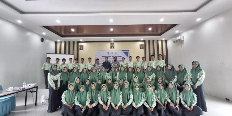 Siswa/siswi MTsN 2 Kebumen saat foto bersama Syarif Hidayat Wartawan PWI Kebumen pada kegiatan Kebumen Pers Fest 2025