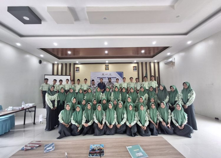 Siswa/siswi MTsN 2 Kebumen saat foto bersama Syarif Hidayat Wartawan PWI Kebumen pada kegiatan Kebumen Pers Fest 2025