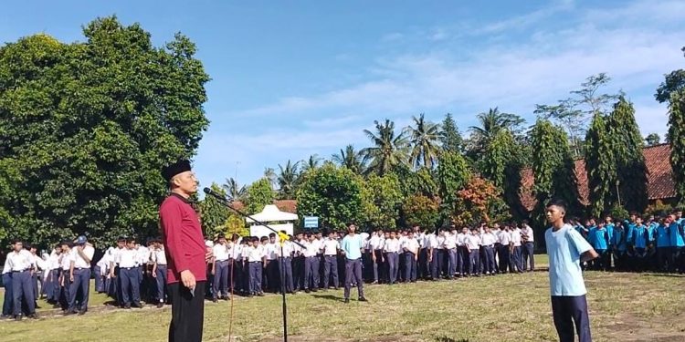 Sebanyak 846 siswa SD/MI dari berbagai sekolah turut serta dalam lomba memperingati Hari Ulang Tahun (HUT) ke-31 MTsN 6 Kebumen, yang digelar pada Senin 18 Februari 2025.