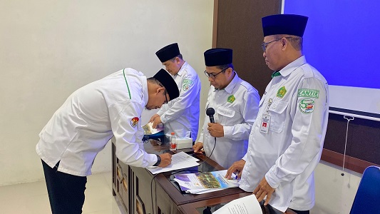Kepala KUA Puring Faiz Riyadi saat menandatangani Komitmen disaksikan Kepala Kankemenag Kebumen H. Sukarno