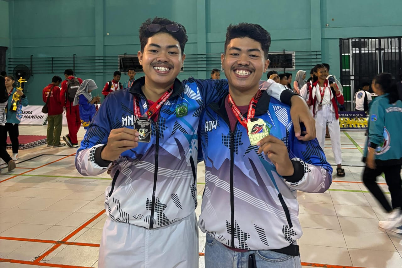 Si Kembar, yakni Siril dan Nuril, sukses menyabet juara 1 dan juara 2 dalam Kejuaraan Karate Tingkat Kabupaten Kebumen.