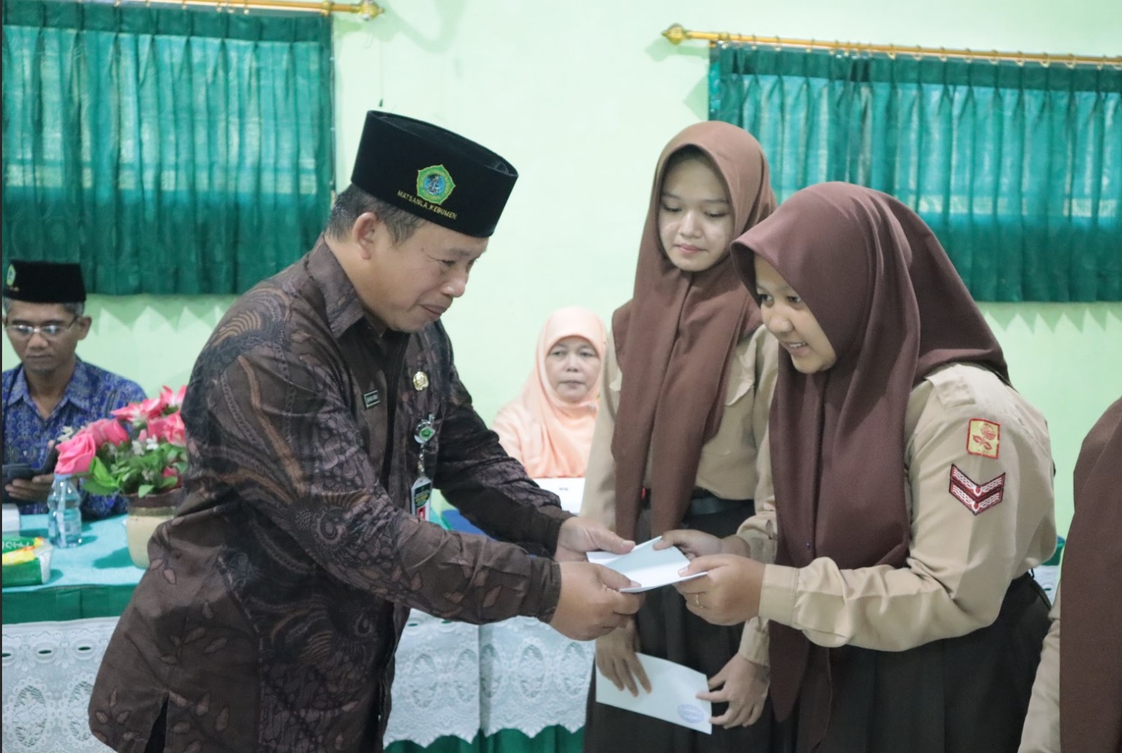 Kepala MTsN 5 Kebumen, Muhamad Arwani saat memberikan santunan, Sabtu 19 Juli 2025.