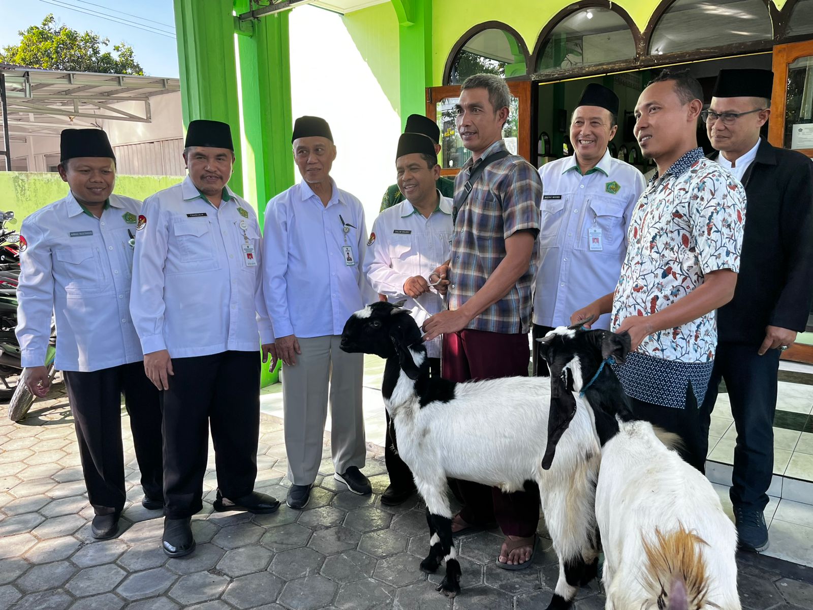 Penyalurkan bantuan dalam program Pemberdayaan Ekonomi Umat (PEU) tahap 2 tahun 2025
