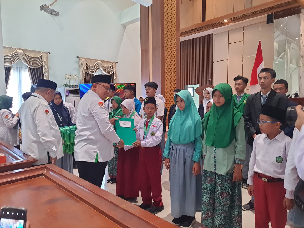 uhamad Amhar Habibi, siswa kelas 6 Madrasah Ibtidaiyah Negeri (MIN) 4 Kebumen saat menerima penghargaan Olimpiade Sains Madrasah (OSMA) 2025 tingkat nasiona di Semarang.