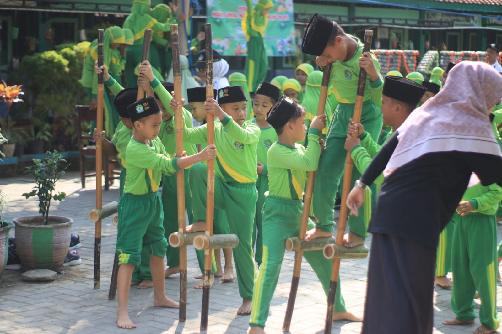 Madrasah Ibtidaiyah Negeri (MIN) 4 Kebumen saat mengikuti lomba balap egrang meriahkan Hari Anak Nasional 2025 