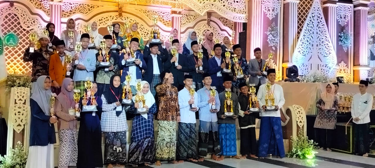 Empat santri asal Kebumen tampil gemilang dan berhasil membawa pulang gelar juara pada ajang Musabaqah Qiraatil Kutub (MQK) Tingkat Provinsi Jawa Tengah 2025.