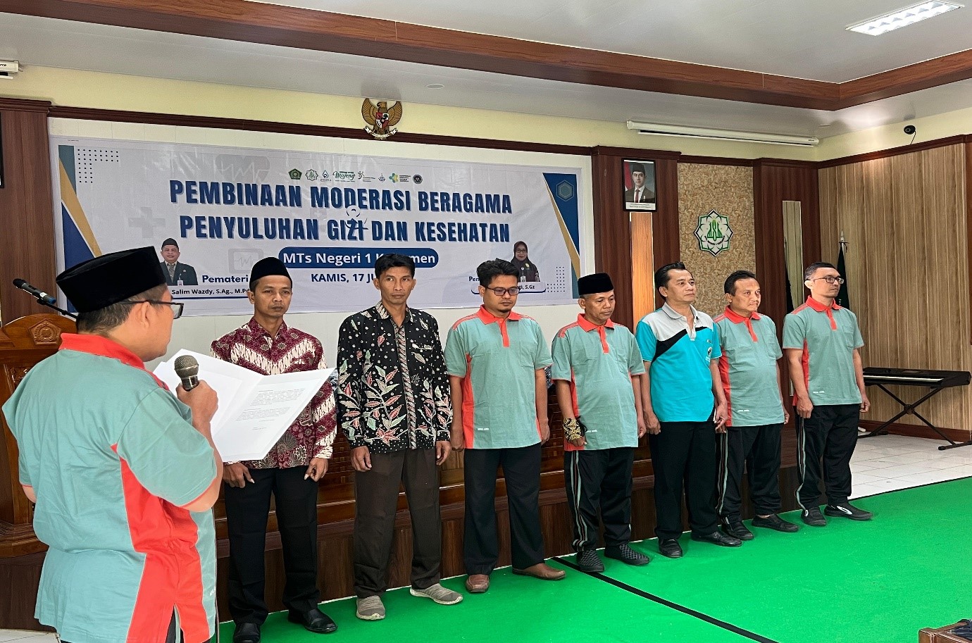 Kepala MTsN 1 Kebumen, H. Muhiban, S.Ag., M.Pd.I saat melantik Wakil Kepala Madrasah.