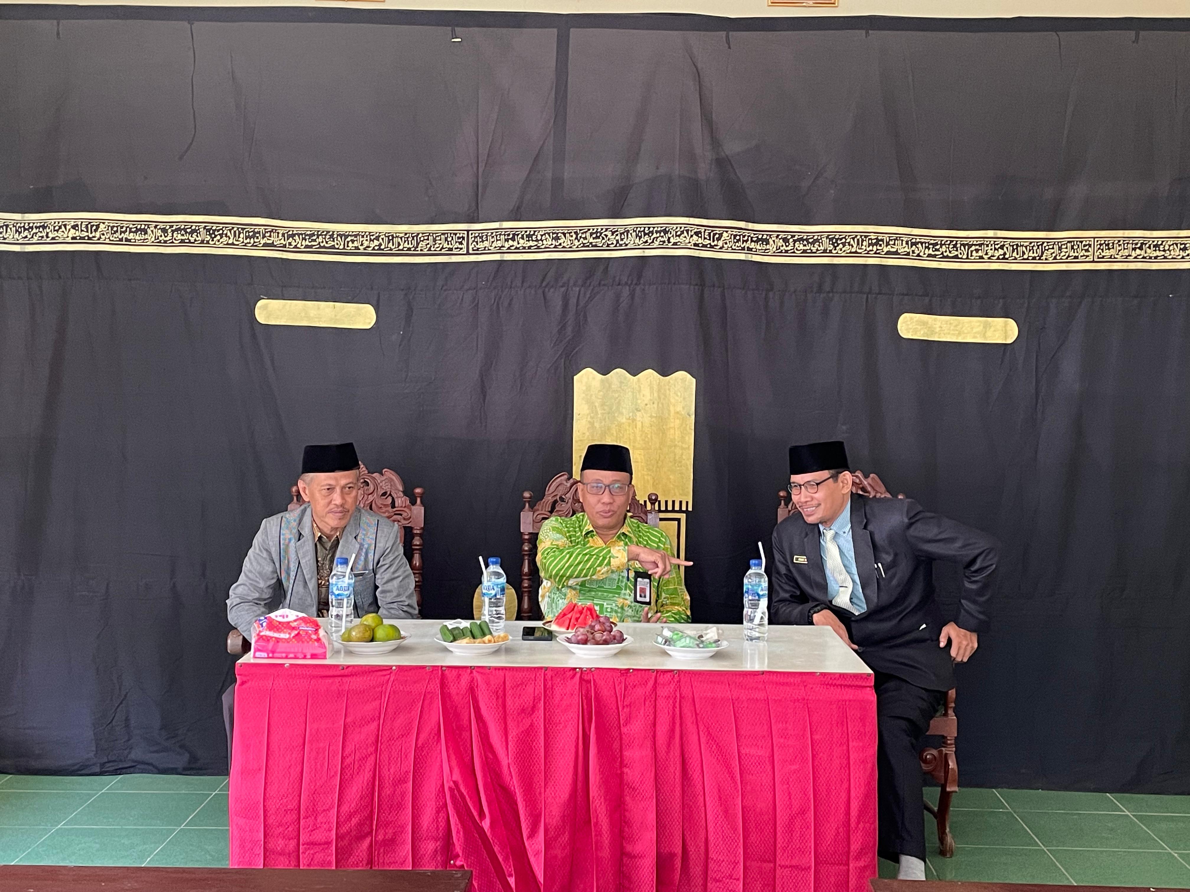 Kepala Kantor Kementerian Agama Kabupaten Kebumen H. Sukarno saat monitoring di KUA Kecamatan Puring, Rabu 6 Agustus 2025