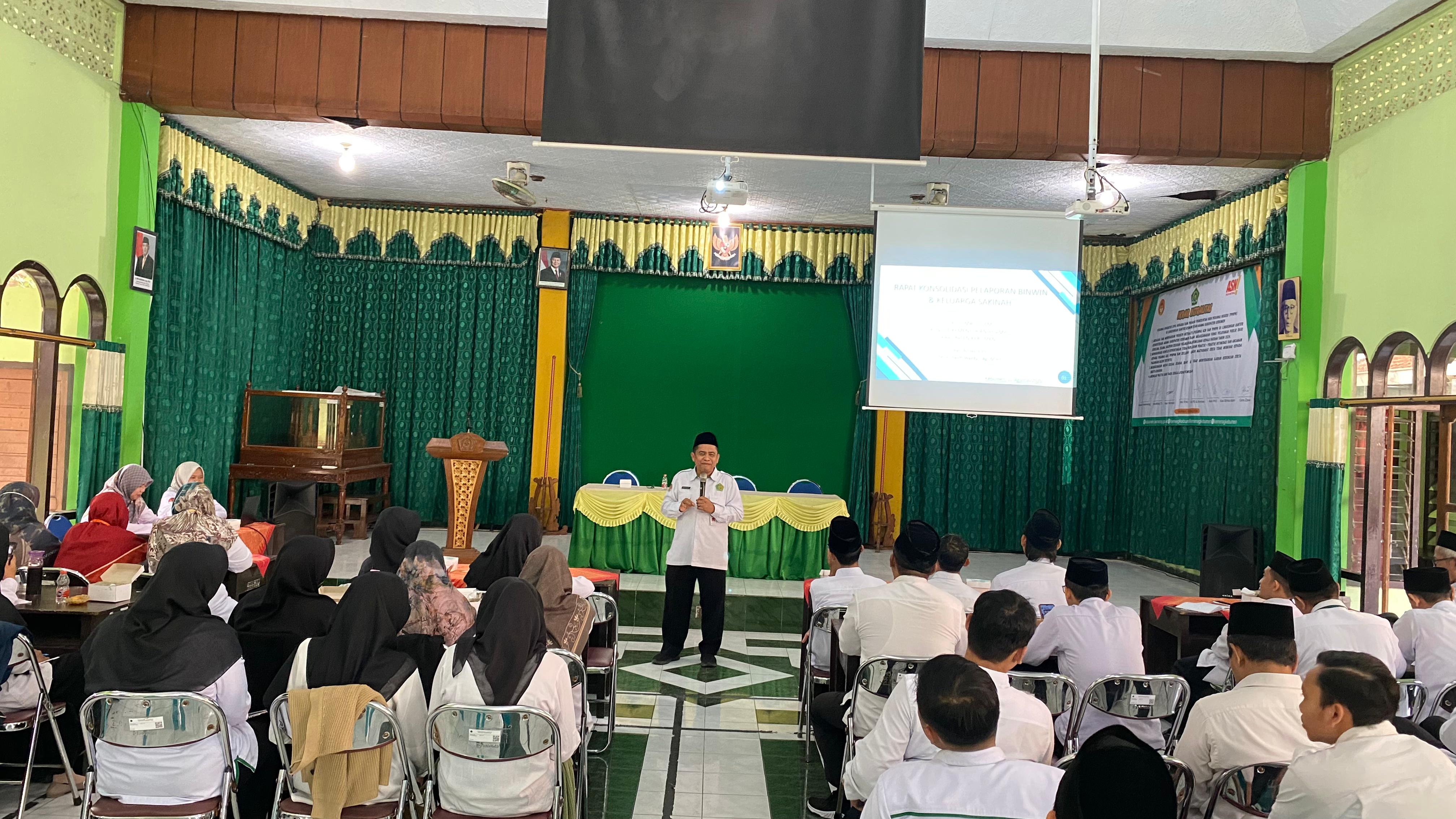 Kasi Bimas Islam H.Salim Wazdy saat membuka rapat konsolidasi pelaporan Binwin dan Gerakan Keluarga Sakinah Pada Selasa 12 Agustus 2025 di Aula Kemenag Kebumen