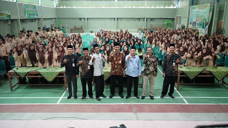 KUA Goes To School: Itjen Kemenag dan Kasi Bimas Islam Ajak Murid MAN 1 Kebumen Cerdas Rencanakan Pernikahan