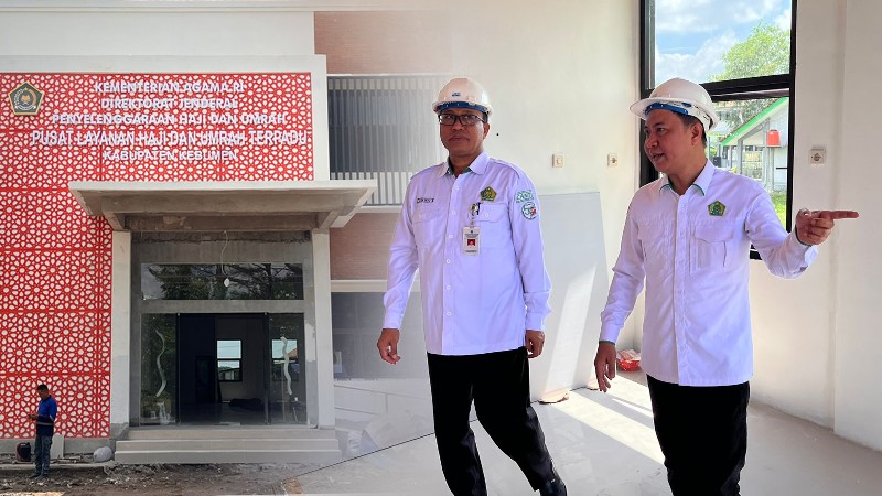 Direktur Jenderal Penyelenggaraan Haji dan Umrah Kementerian Agama Hilman Latif saat meninjau lokasi pembangunan Gedung PLHUT yang terletak di Kompleks Islamic Center, Jalan Tentara Pelajar, Kebumen, Senin 13 Oktober 2025.