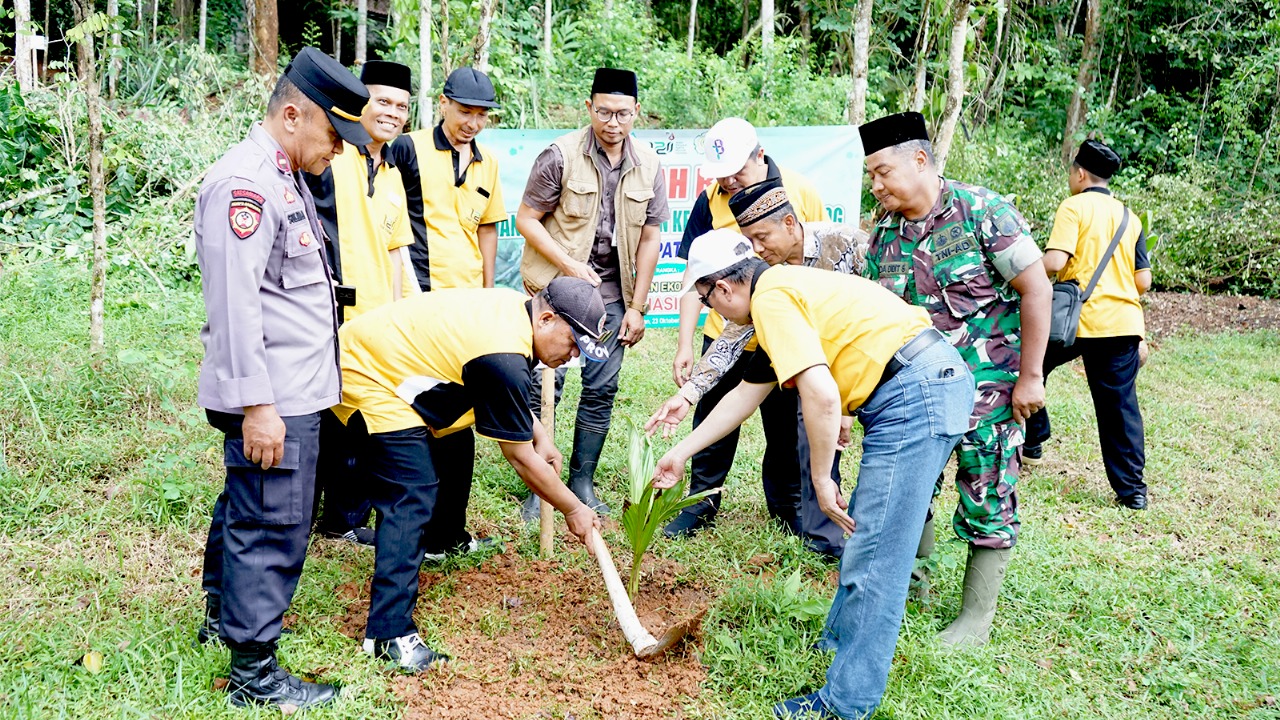 Kemenag Kebumen Tanam 100 Bibit Pohon Kelapa Genjah Enthog di Nogoraji, Buayan