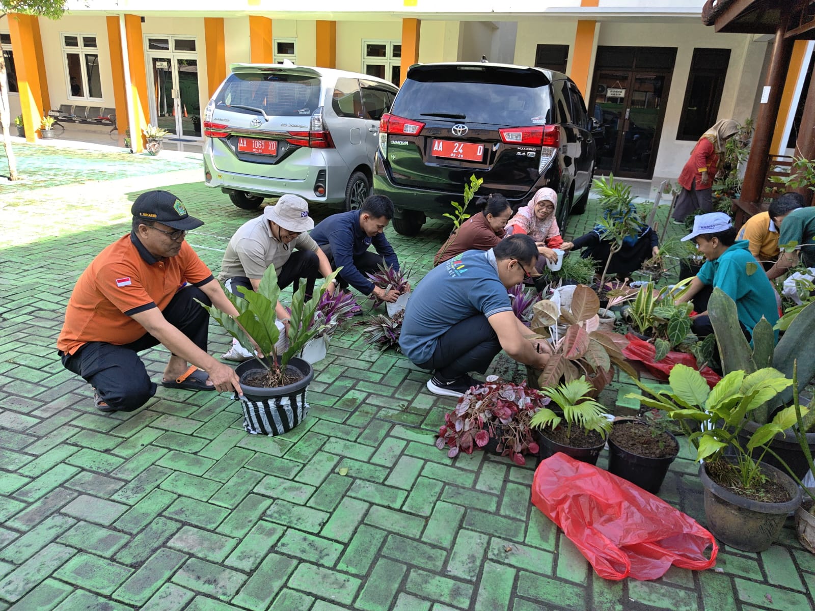 ASN Kemenag Kebumen Gelar Kerja Bhakti Wujudkan Lingkungan Kantor yang Asri