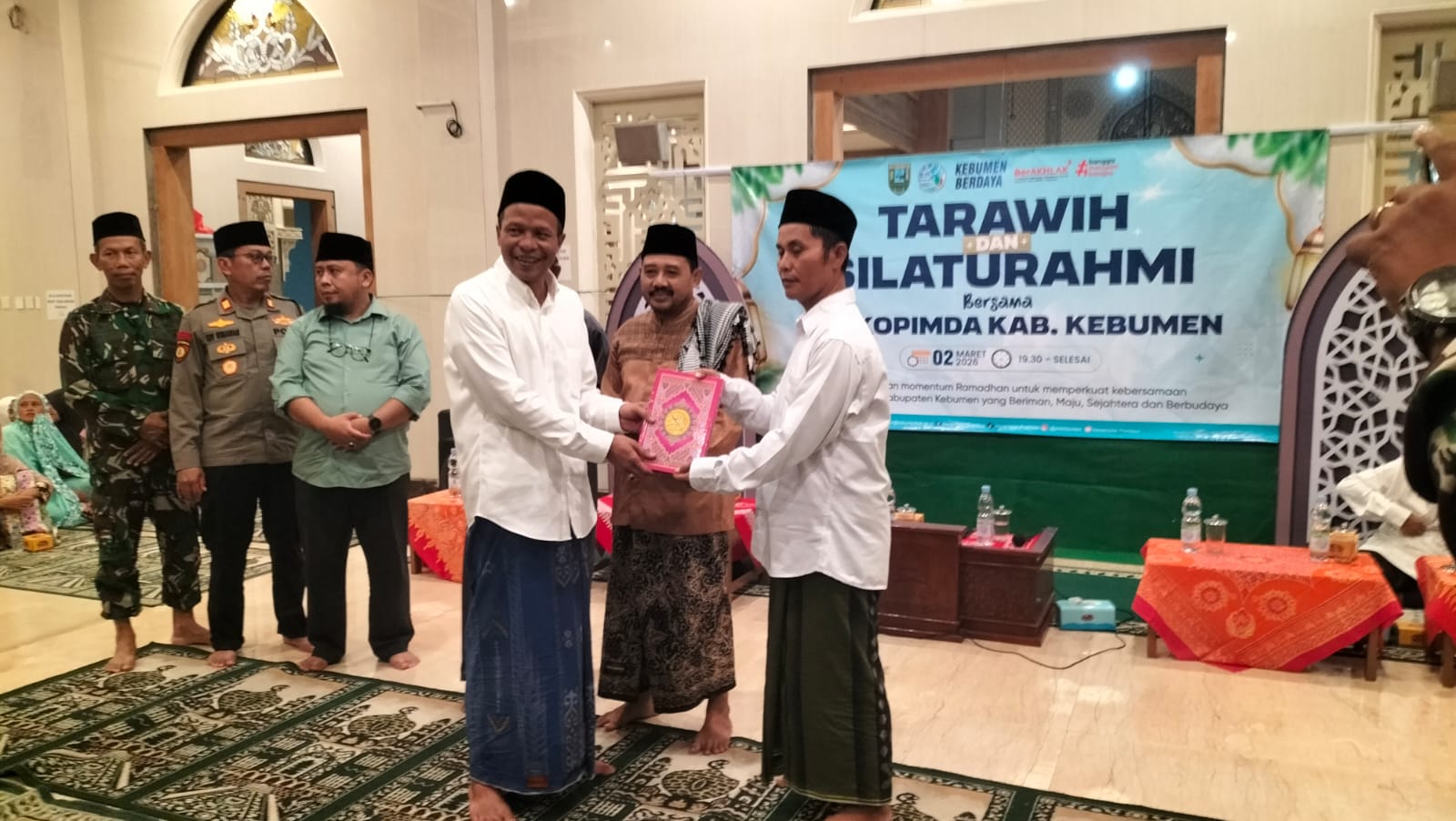 Tarhim Bersama Forkopimda di Masjid Baitul Haq Prembun, Kemenag Kebumen Salurkan Wakaf Al-Qur’an