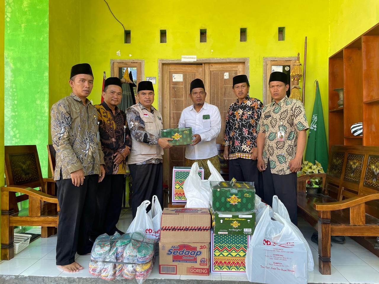 Kemenag Kebumen Salurkan Bantuan untuk Ponpes Assidiqiyah Puring yang Terdampak Kebakaran