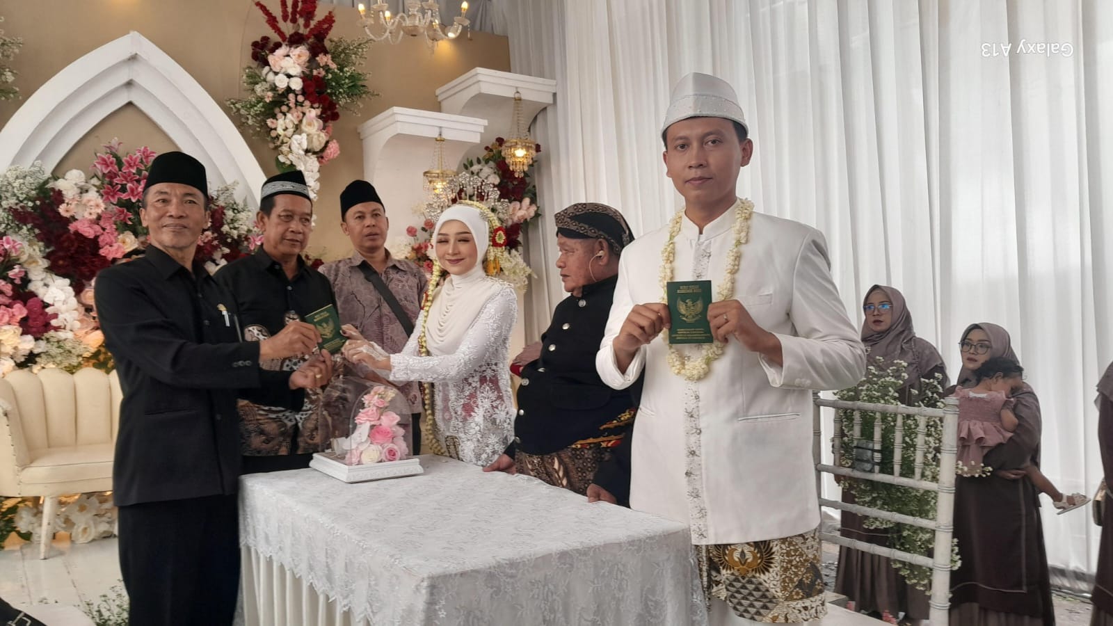 Kisah Bahagia Pengantin Riau–Kutowinangun, KUA Tetap Layani Nikah Saat WFA