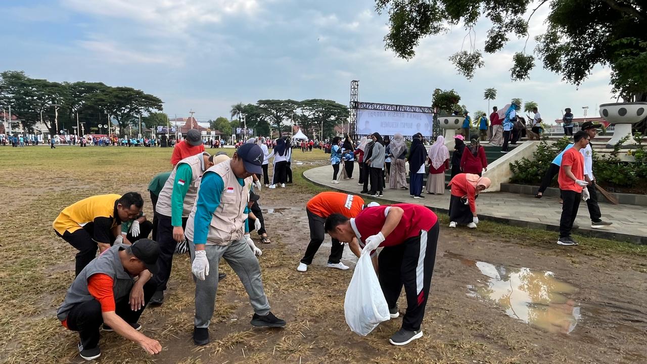 Bareng Bupati Lilis Nuryani, ASN Kemenag Kebumen Bersihkan Alun-Alun Pancasila