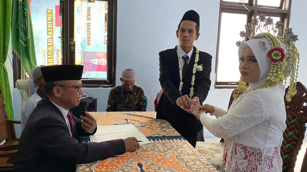 Manfaatkan Libur Lebaran, Pasangan Ini Pilih Nikah di KUA Petanahan Kebumen, Gratis dan Praktis
