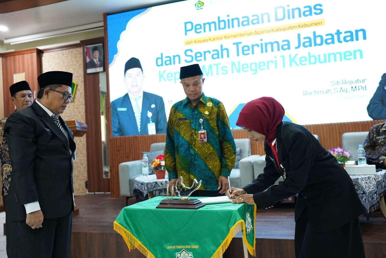 Dua Tahun Penuh Prestasi, Muhiban Serahkan Jabatan Kepala MTsN 1 Kebumen