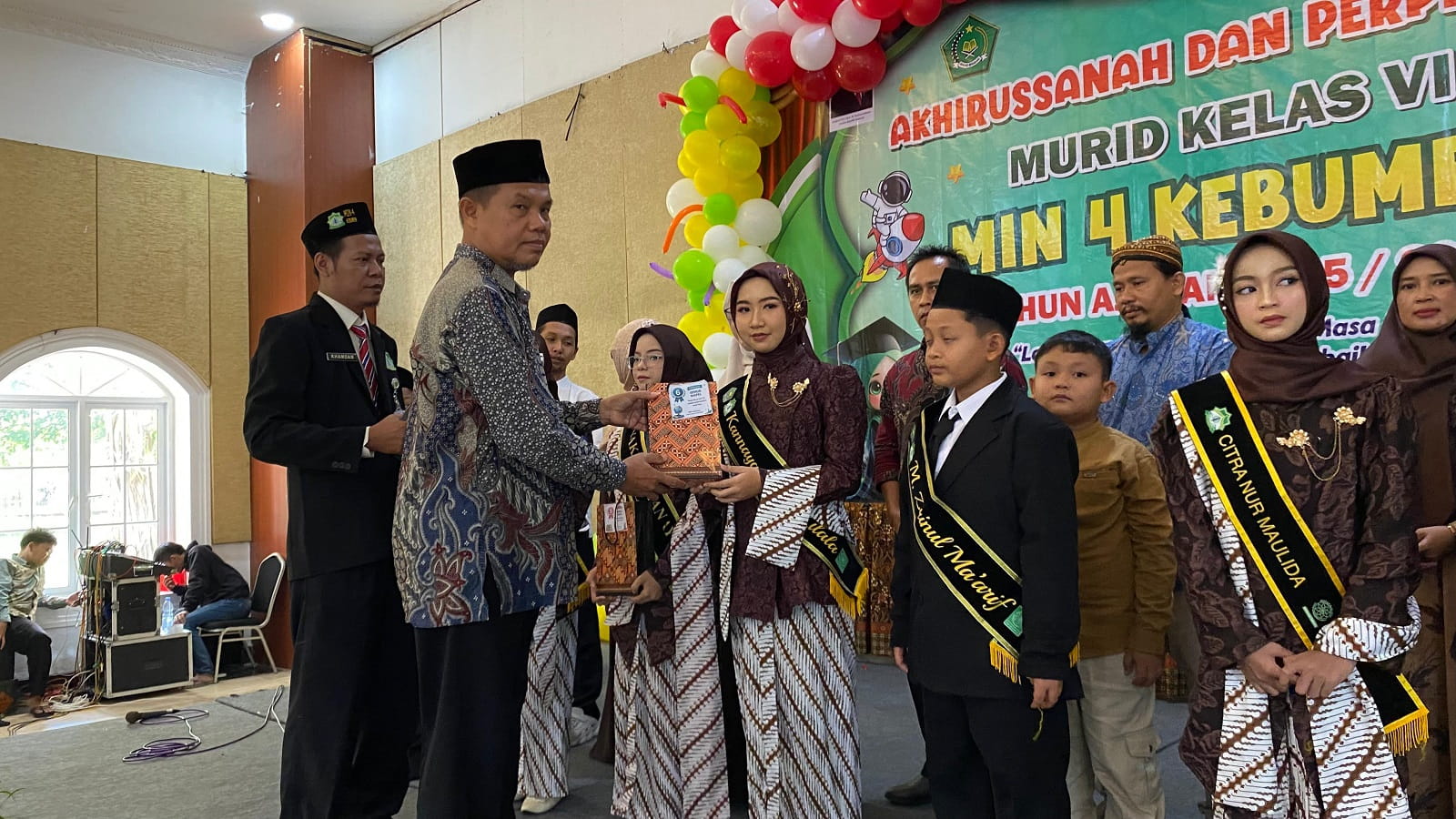 Murid MIN 4 Kebumen Ini Raih Nilai 100 TKA Bahasa Indonesia, Jadi Bintang saat Perpisahan 79 Lulusan