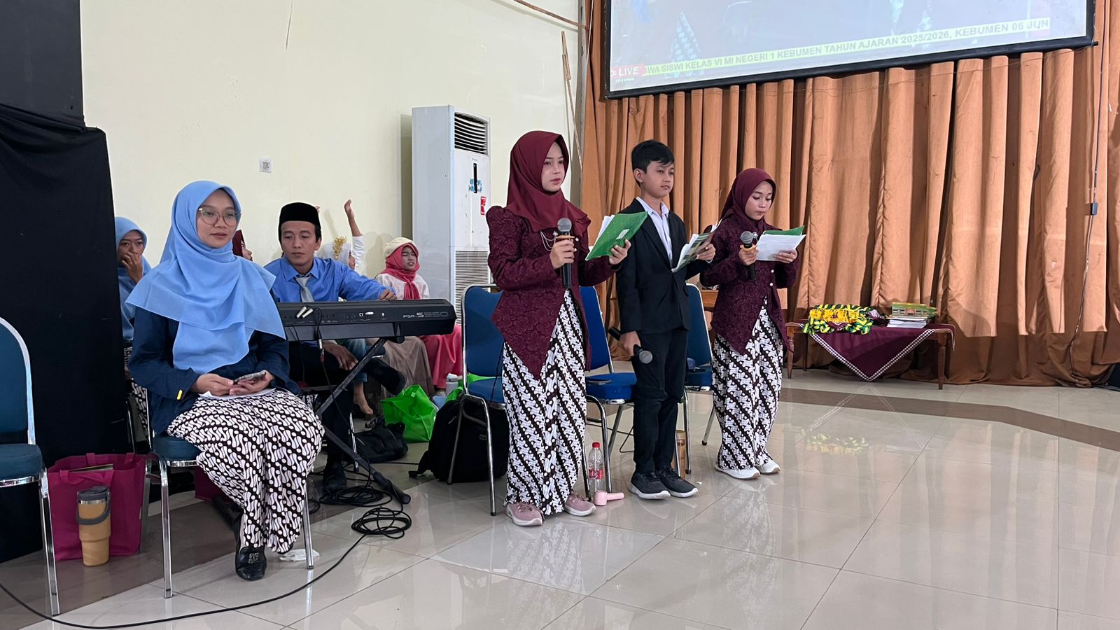 MC Trilingual Curi Perhatian di Akhirussanah MIN 1 Kebumen, Fasih Berbahasa Arab, Inggris, dan Indonesia di Hadapan 110 Lulusan
