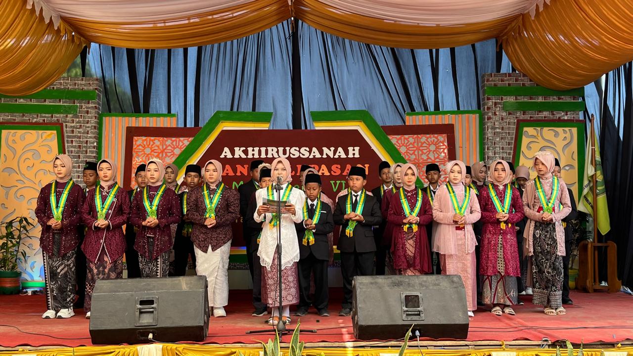 Lagu “Rungkad” Versi Perpisahan Pecah di Akhirussanah MIN 3 Kebumen, Haru dan Bangga Warnai Pelepasan 60 Murid