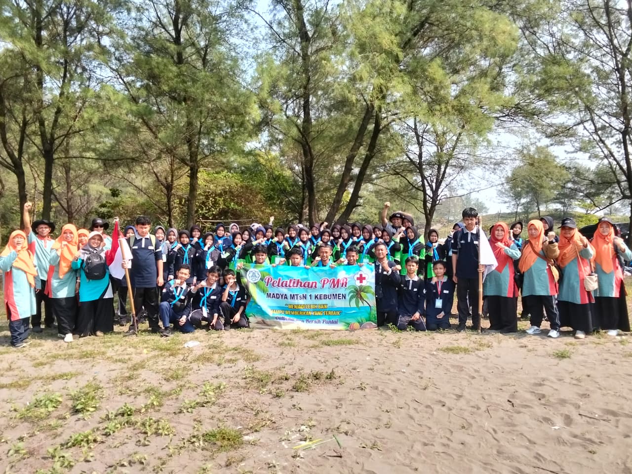Jelajah Alam Sambil Aksi Sosial, PMR MTsN 1 Kebumen Bersihkan Pantai dan Masjid untuk Cetak Relawan Berkarakter