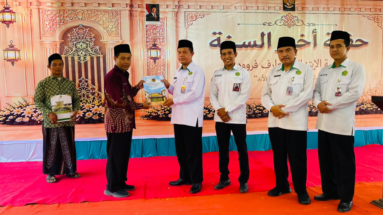 Kepala Kemenag Kebumen Serahkan Izin Operasional TPQ dan Sertifikat Tanah Wakaf di Akhirussanah MI Ma’arif Purwodeso