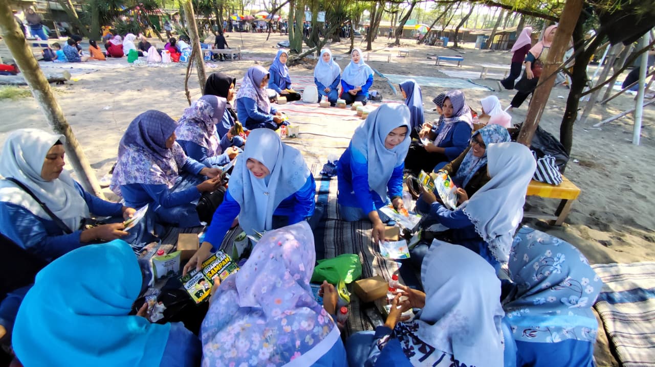 Dari Pantai Cemara Sewu, Tim Adiwiyata MAN 1 Kebumen Ajak PKK Jadi Pelopor Peduli Lingkungan