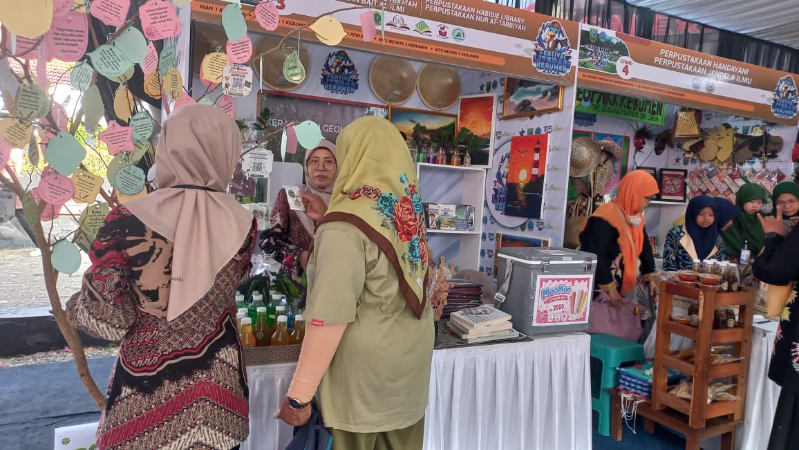Dari Bunga Kering hingga Resin Craft, Kreativitas Siswa MAN 1 Kebumen Ramaikan Festival Literasi 2026