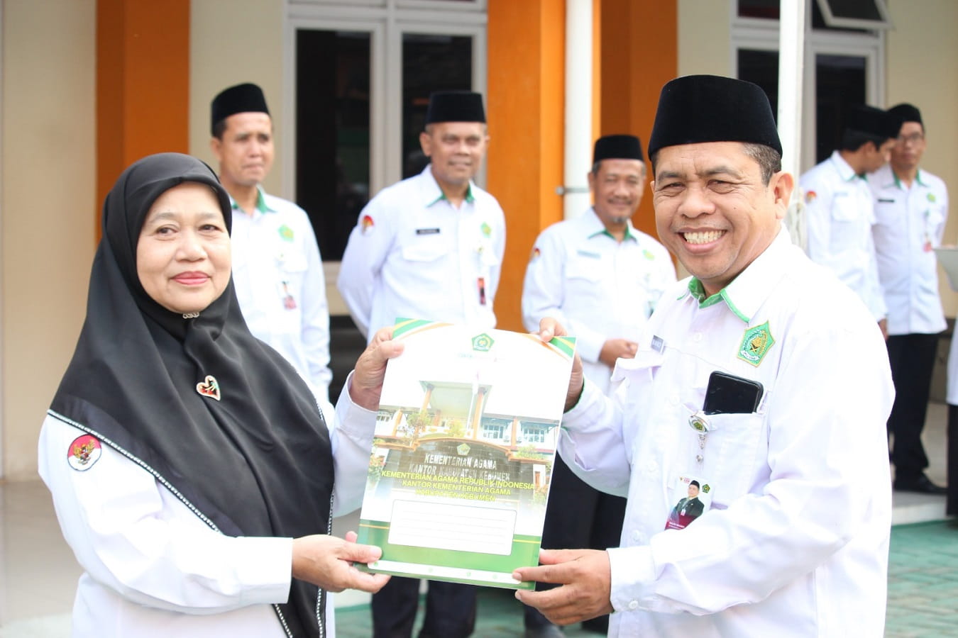 37 Tahun Mengabdi di Kemenag Kebumen, Hj. Ruwiyatun Pensiun dengan Kenaikan Pangkat Pengabdian