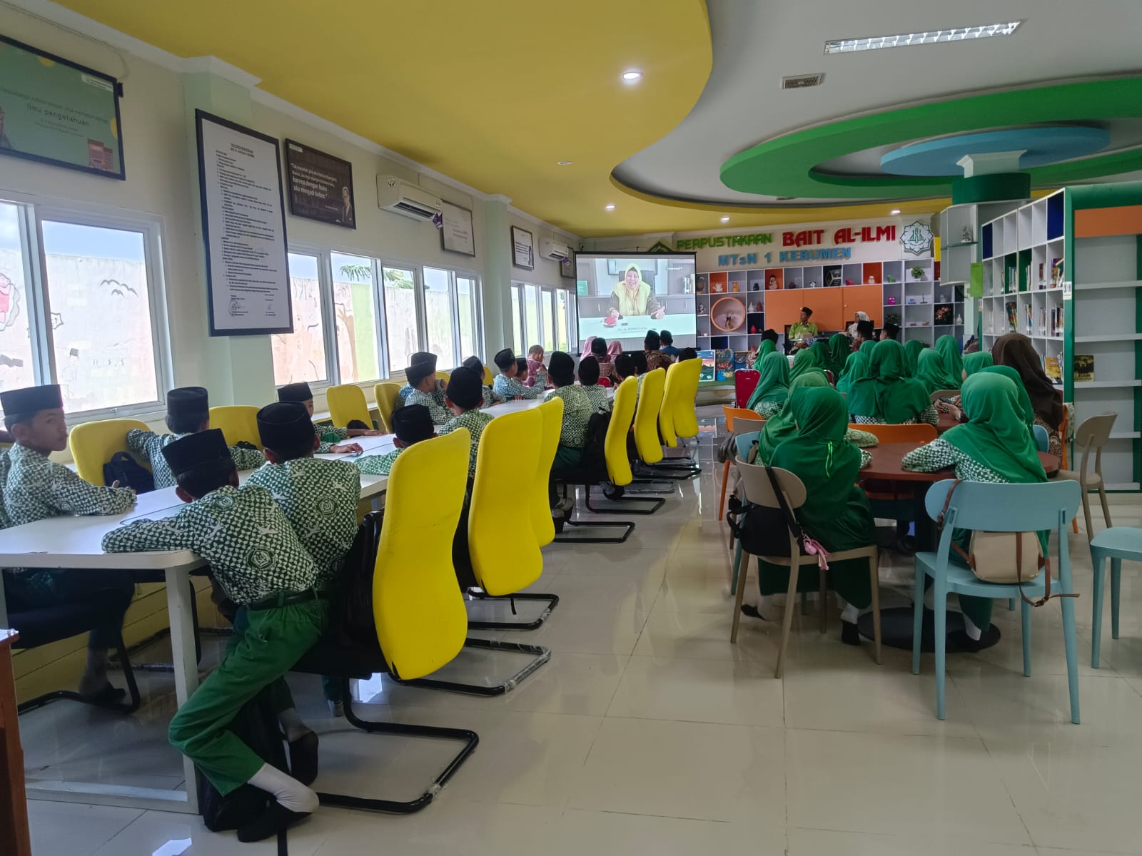 Kunjungi MTsN 1 Kebumen, 34 Murid MI Sidomoro Antusias Ikuti Studi Literasi