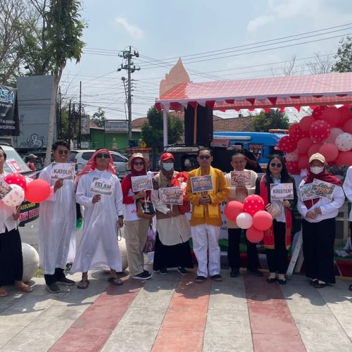 Beda Agama, Satu Mobil: Pesan Kerukunan Kemenag Kebumen Curi Perhatian di Karnaval Pembangunan