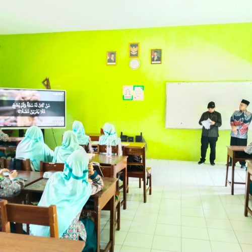 Tim KSKKM Kemenag RI Monev Bantuan Sarpras di MTsN 6 Kebumen, Pastikan Interactive Flat Panel Dimanfaatkan Optimal untuk Pembelajaran