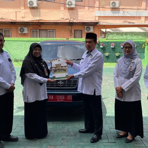 Usai MTsN 7 Kebumen, Kini MAN 3 Kebumen Terima Alih Penggunaan Mobil Dinas Kemenag