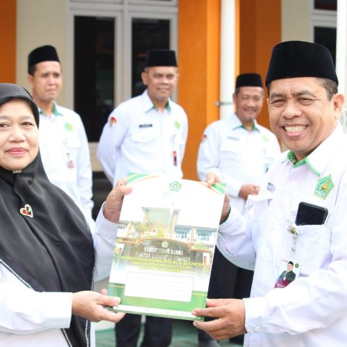 37 Tahun Mengabdi di Kemenag Kebumen, Hj. Ruwiyatun Pensiun dengan Kenaikan Pangkat Pengabdian
