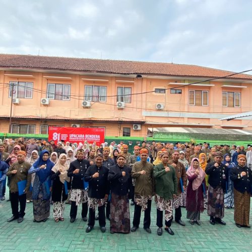 Upacara HUT ke-81 RI di Kemenag Kebumen Berlangsung Khidmat, 37 ASN Terima Satyalancana Karya Satya